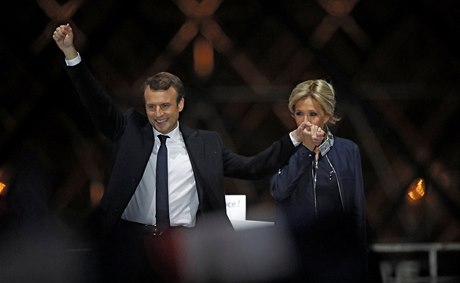 Emmanuel Macron se svou enou Brigitte Trogneux na pódiu po proslovu nového...