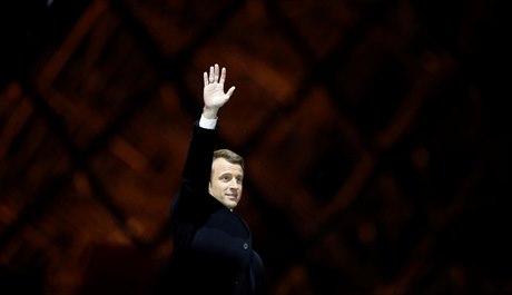 Milujme Francii, ekl Macron pi prvním projevu.