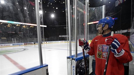 Tomá Plekanec pichází na trénink, ke kterému etí hokejoví reprezentanti...