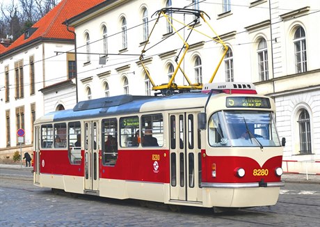 Vizualizace nové podoby praské tramvaje typu T3 s nízkopodlaní stední ástí.