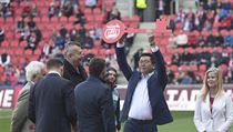 Zástupce čínské společnosti CEFC se symbolickým klíčem od stadionu v pražském... | na serveru Lidovky.cz | aktuální zprávy