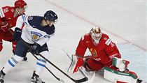MS v hokeji 2017: Blorusk brank Kevin Lalande zasahuje ped Mikkaem...