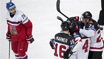 MS v hokeji 2017 - ČR vs. Kanada: Robin Hanzl sleduje slavící hráče soupeře. | na serveru Lidovky.cz | aktuální zprávy