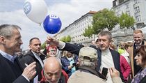 Na pražské náplavce oslavovali Svátek práce příznivci Ano. | na serveru Lidovky.cz | aktuální zprávy