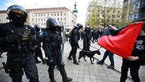 Policie pi zsahu na prvomjov demonstraci