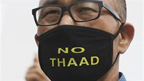 Muž na protestní akci proti spuštění systému THAAD v Jižní Koreji. | na serveru Lidovky.cz | aktuální zprávy