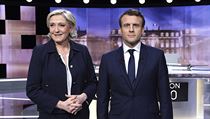Emmanuel Macron a Marine Le Penov bhem televizn debaty.