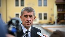 Andrej Babiš odpovídá na dotazy novinářů před Pivovarským dvorem v Plzni | na serveru Lidovky.cz | aktuální zprávy