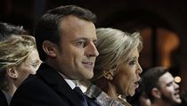 Nově zvolený prezident Emmanuel Macron se svou ženou během národní hymny. | na serveru Lidovky.cz | aktuální zprávy