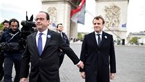 Odchzejc francouzsk prezident Hollande a jeho nastupujc protjek Macron...