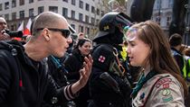 Fotografie pravicového extremisty, který se postavil skautce v Brně obletěla... | na serveru Lidovky.cz | aktuální zprávy