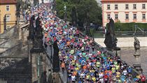 Maratonci na Karlově mostě. | na serveru Lidovky.cz | aktuální zprávy