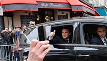 Emmanuel Macron na cest do svho volebnho tbu.