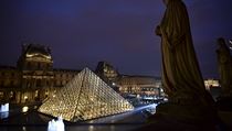 Bval krlovsk palc Louvre a podporovatel Emmanuela Macrona na jeho...