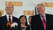 Stojíme za předsedou. Bohuslav Sobotka (vlevo) a Milan Chovanec po grémiu ČSSD. | na serveru Lidovky.cz | aktuální zprávy