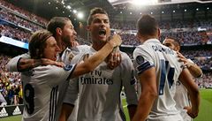 Cristiano Ronaldo slaví ve spolenosti spoluhrá.
