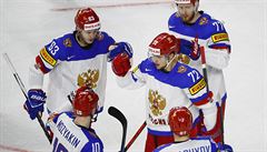 Sergej Mozjakin a Vadim ipajov se radují z ruského gólu.