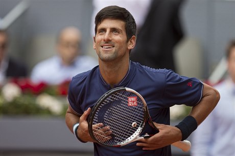 Novak Djokovi slaví postup na turnaji v Madridu.