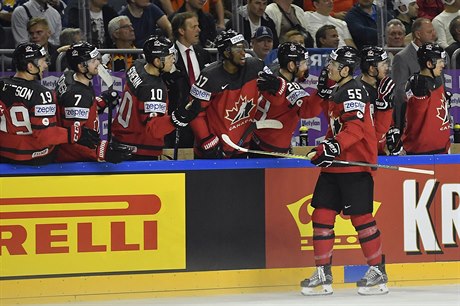 MS v hokeji 2017, Kanada vs. Nmecko: Mark Scheifele oslavuje s kanadskou...