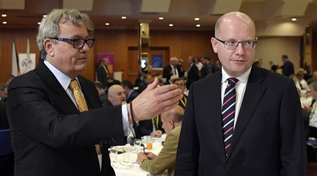Prezident Hospodáské komory Vladimír Dlouhý (vlevo) a pedseda vlády Bohuslav...