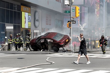 Auto najelo do chodc na Times Square.