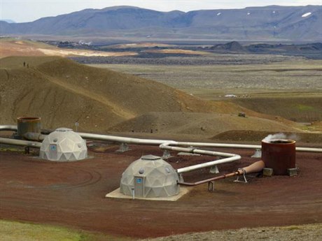Geotermální elektrárna v islandské Krafle, kde má stát první funkní vrt...