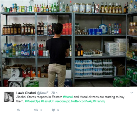 První znovuotevený obchod s alkoholem v Mosulu.