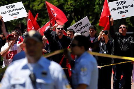 Skupina protestujících pro tureckého prezidenta Erdogana, která ve Washingtonu...