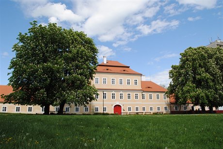 Centrem spoleenského a kulturního dní ve mst je zrekonstruovaný zámek...