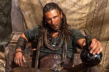 Zach McGowan jako pirát Charles Vane v seriálu Black Sails.