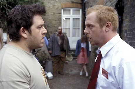 Snímek Soumrak mrtvých (2004). Zleva: Nick Frost, zombíci a Simon Pegg.