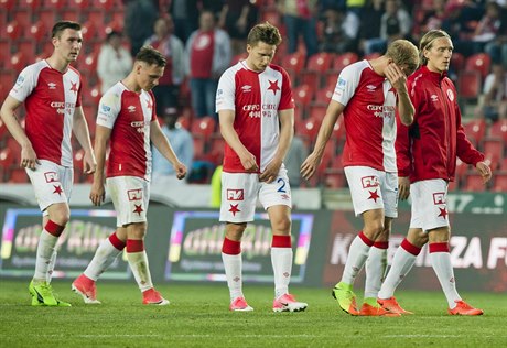 Zklamaní hrái Slavie po utkání s Duklou, které skonilo remízou 2:2.