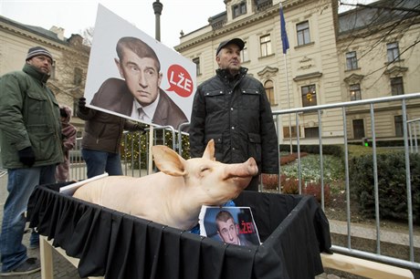 Bohumír Rada (vpravo) na protestní akci proti Andreji Babiovi z prosince 2016.