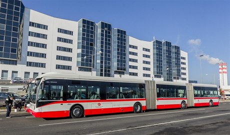 Dopravní podnik v Praze testoval tílánkový autobus znaky Van Hool nkolik...