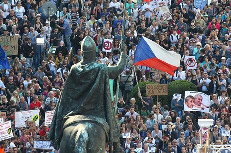 Protesty proti Babiovi se Zemanem v centru Prahy.