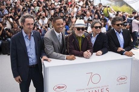 Odborná porota na festivalu v Cannes. Zleva: Paolo Sorrentino, Will Smith,...