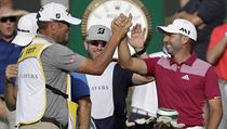 Sergio Garcia (vpravo) přijímá gratulace za své hole in one na jamce číslo 17. | na serveru Lidovky.cz | aktuální zprávy