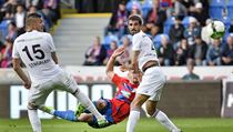 Viktoria Plze - FK Mlad Boleslav. Luk Hejda z Viktorie (uprosted) stl...