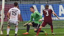 MFK Karviná - Sparta Praha. Michal Kadlec ze Sparty (vpravo) střílí gól. | na serveru Lidovky.cz | aktuální zprávy