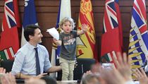 Pedseda kanadsk vldy Justin Trudeau se svm synem v kanceli.
