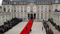 Emmanuel Macron před Elysejským palácem v průběhu inauguračního ceremoniálu. | na serveru Lidovky.cz | aktuální zprávy