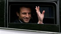 Emmanuel Macron pijd ped Elysejsk palc