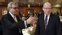 Prezident Hospodářské komory Vladimír Dlouhý (vlevo) a předseda vlády Bohuslav... | na serveru Lidovky.cz | aktuální zprávy