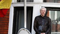 Julian Assange na balknu ekvdorsk ambasdy v Londn.