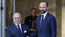 Nový předseda vlády Francie Édouard Philippe (vpravo) s odstupujícím... | na serveru Lidovky.cz | aktuální zprávy