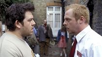 Snímek Soumrak mrtvých (2004). Zleva: Nick Frost, zombíci a Simon Pegg. | na serveru Lidovky.cz | aktuální zprávy