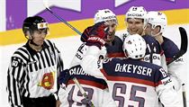 Američtí hokejisté se radují z vítězného gólu Anderse Leeho do sítě Ruska. | na serveru Lidovky.cz | aktuální zprávy