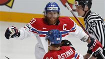 Jakub Voráček gratuluje Davidu Pastrňákovi k jeho první brance na turnaji. | na serveru Lidovky.cz | aktuální zprávy