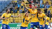 Michal Jeřábek (druhý zprava) slaví se spoluhráči z Teplic gól do sítě... | na serveru Lidovky.cz | aktuální zprávy