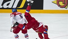 MS v hokeji 2017, esko vs. Rusko: zleva Jakub Jeábek a Nikita Kuerov.